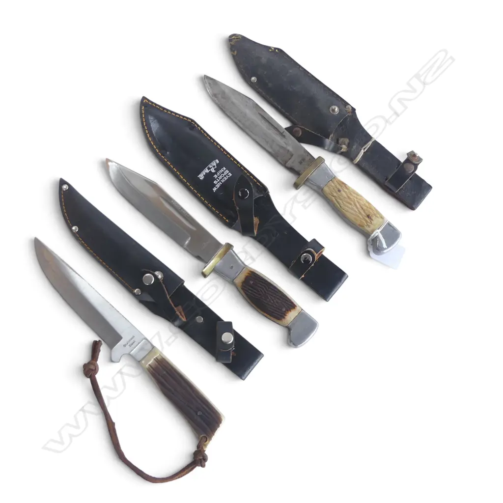 3 VINTAGE HUNTING KNIVES in leather belt sheaths. Longest 270mm Image 1++