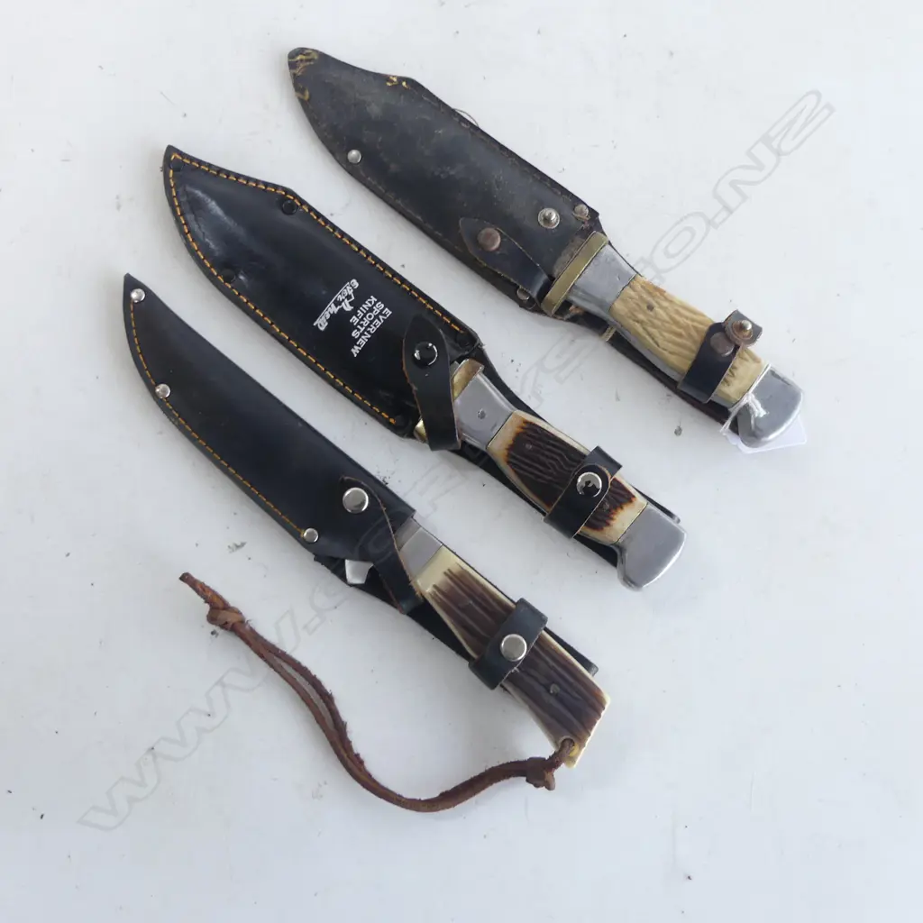 3 VINTAGE HUNTING KNIVES in leather belt sheaths. Longest 270mm Image 1++