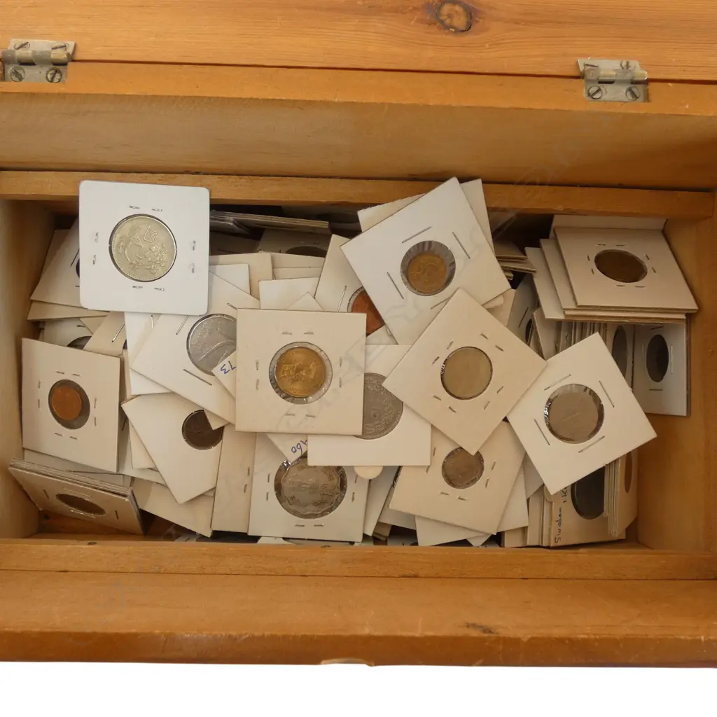 COLLECTION OF WORLD COINS IN VINTAGE BOX W.310mm Image 1++
