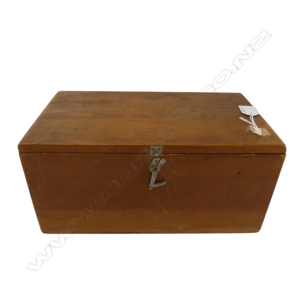 COLLECTION OF WORLD COINS IN VINTAGE BOX W.310mm Image 1++