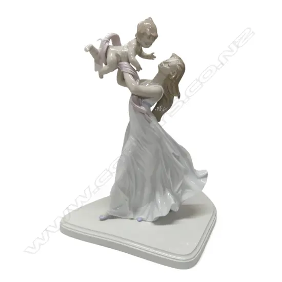 LLADRO 'MY LITTLE SWEETE' FIGURINE w. box H.460mm