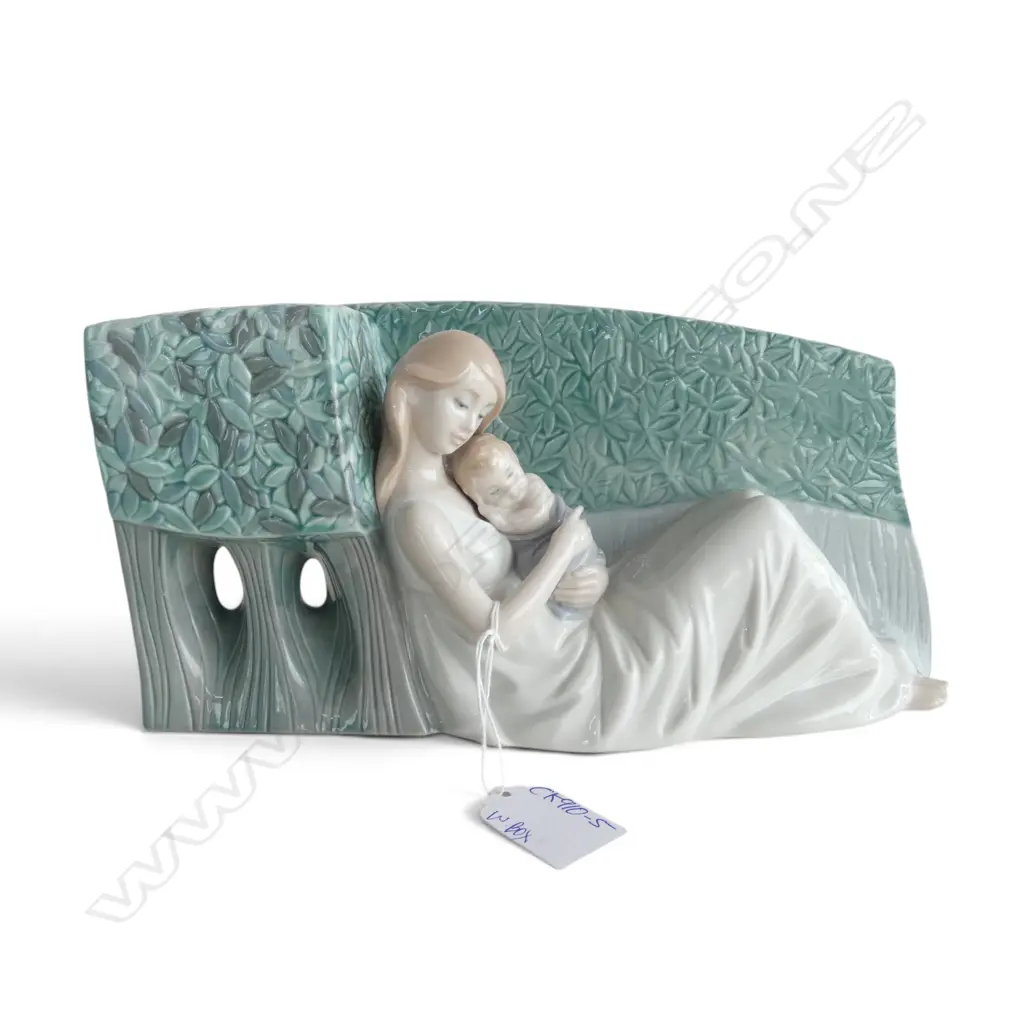 LLADRO 'A TENDER CARESS' FIGURINE w. box L.265mm Image 1++