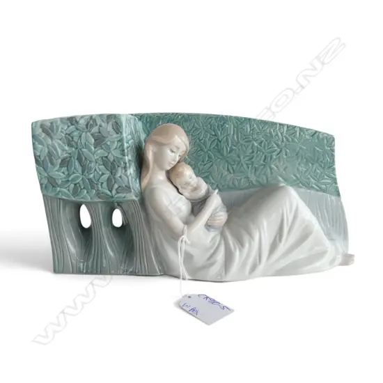 LLADRO 'A TENDER CARESS' FIGURINE w. box L.265mm
