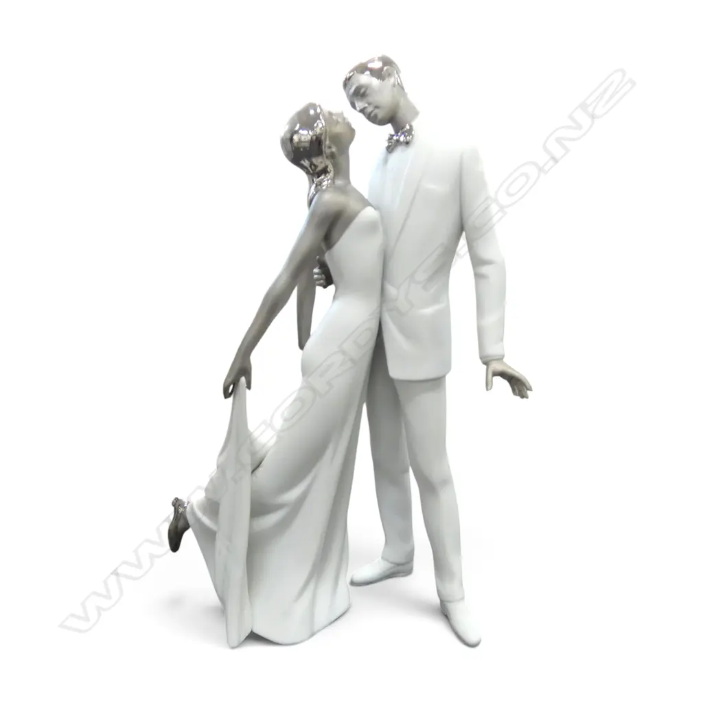 LLADRO 'HAPPY ANNIVERSARY (RE-DECO) FIGURINE w. box H.320mm Image 1++
