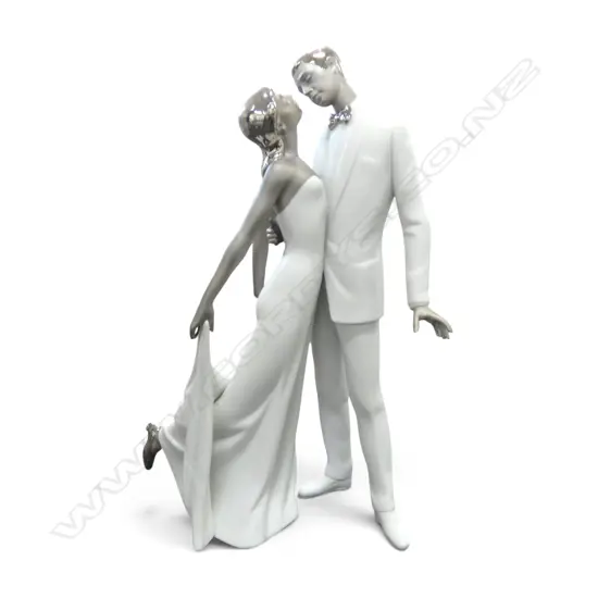 LLADRO 'HAPPY ANNIVERSARY (RE-DECO) FIGURINE w. box H.320mm