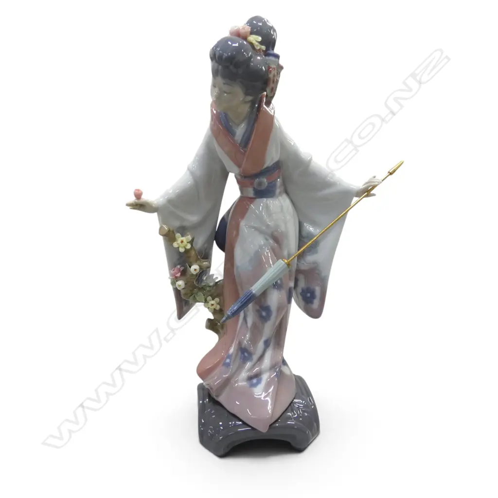 LLADRO 'TERUKO' FIGURINE w. box H.275mm Image 1++