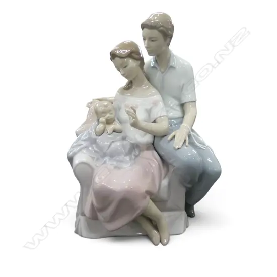 LLADRO 'A CIRCLE OF LOVE' FIGURINE w. box H.250mm