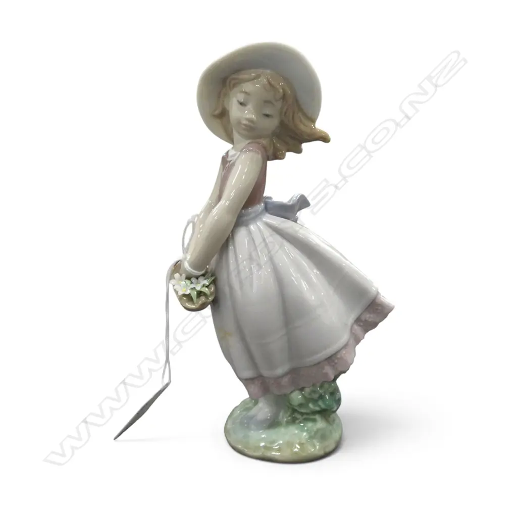 LLADRO 'PRETTY INNOCENCE' FIGURINE w. box H.180mm Image 1++