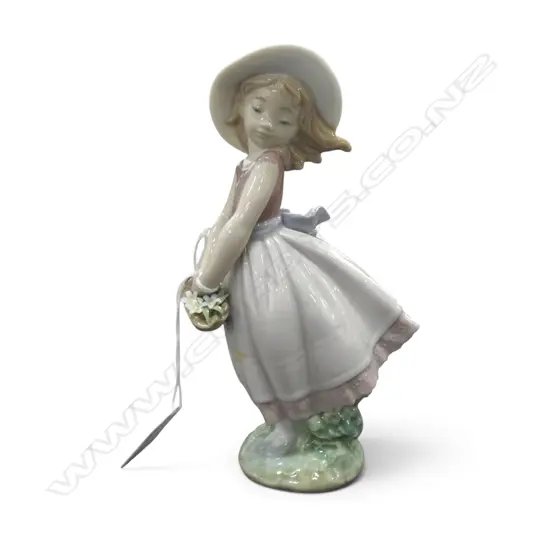 LLADRO 'PRETTY INNOCENCE' FIGURINE w. box H.180mm