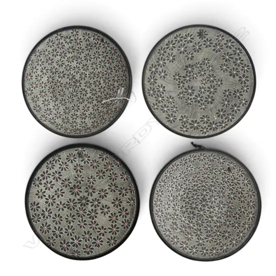 4 KEUM SUN LEE DAISY MOTIF WALL HANGING PLATES, Dia.220mm