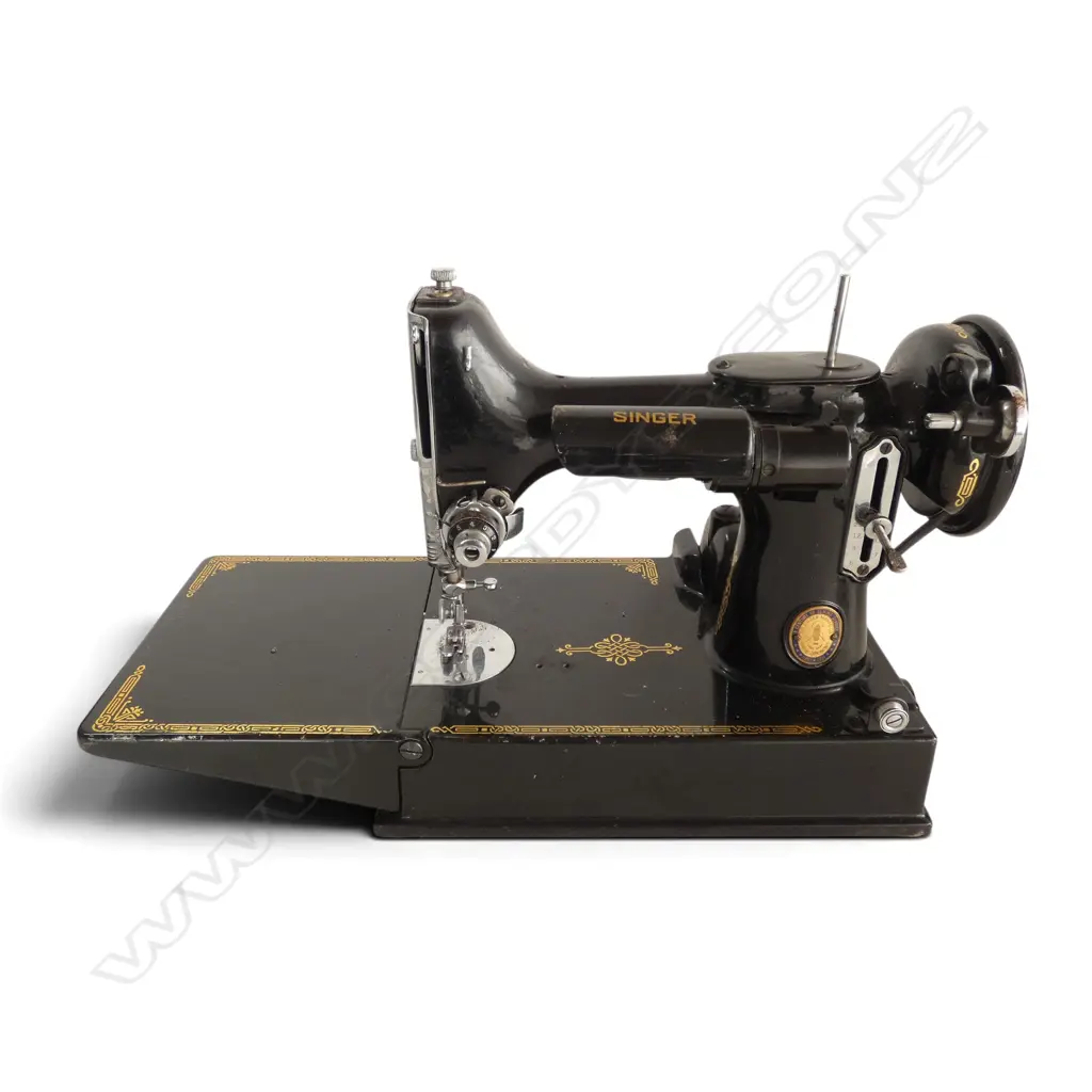 BOXED SINGER SEWING MACHINE Image 1++