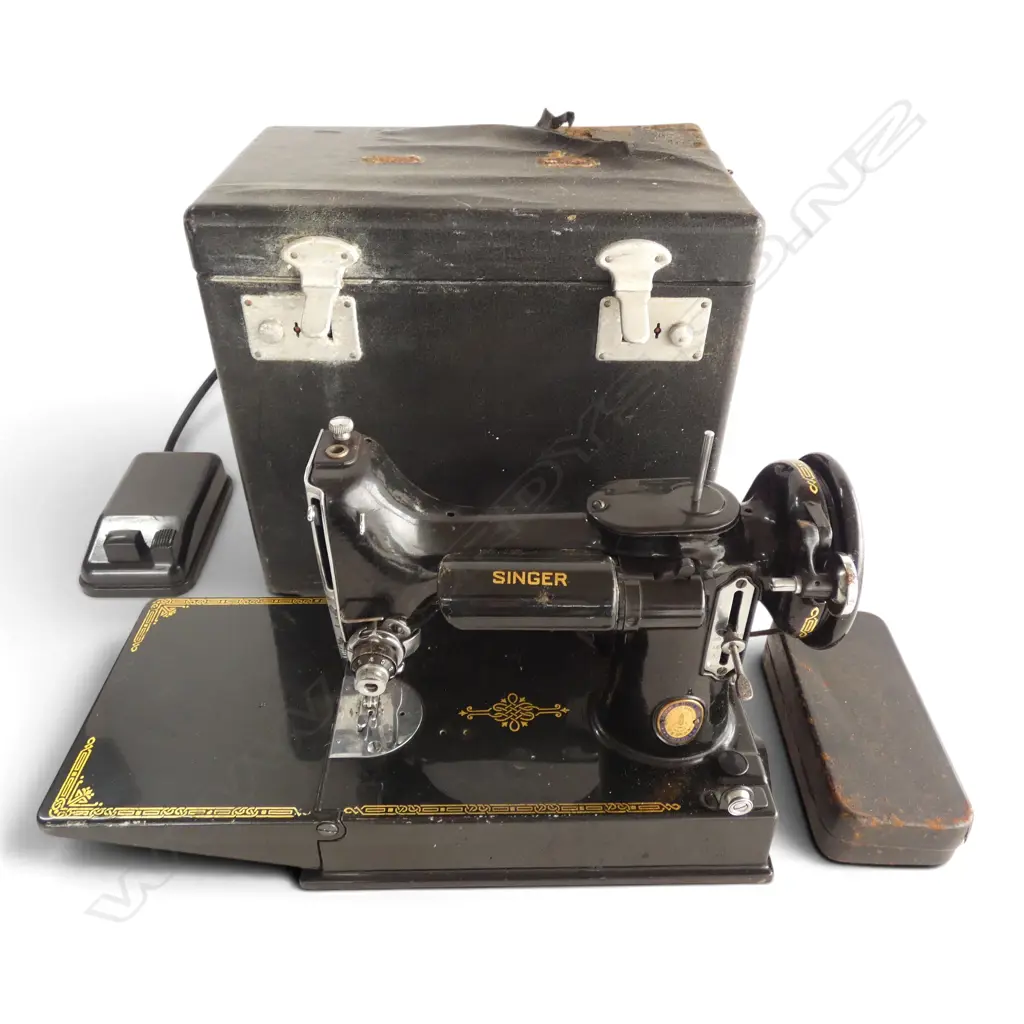 BOXED SINGER SEWING MACHINE Image 1++