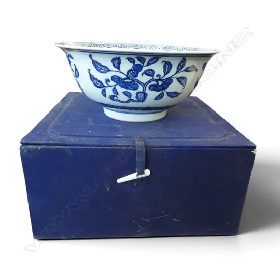 CHINESE B/W BOWL, BOXED H.95mm, 210mm dia
