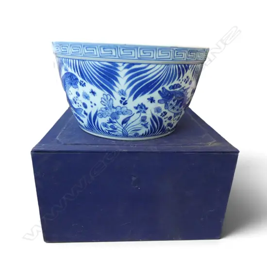 CHINESE B/W JARDINIERE, BOXED H.140mm, 260mm dia
