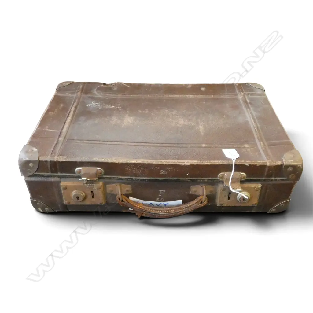 VINTAGE SUITCASE w. ASST. TINS Image 1++