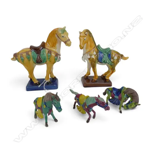 2 CHINESE TANG STYLE HORSES H.160mm + 3 SMALLER POTTERY HORSES 