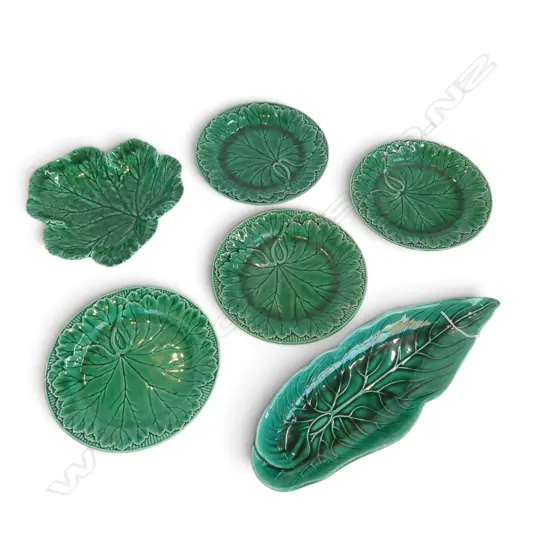 ASST. WEDGWOOD GREEN CABBAGE WARE; 4 PLATES & 2 DISHES L.375mm