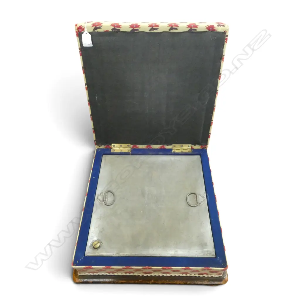 UPHOLSTERED FOOT REST w. CONCEALED HOT WATER TANK 415x415x150mm Image 1++