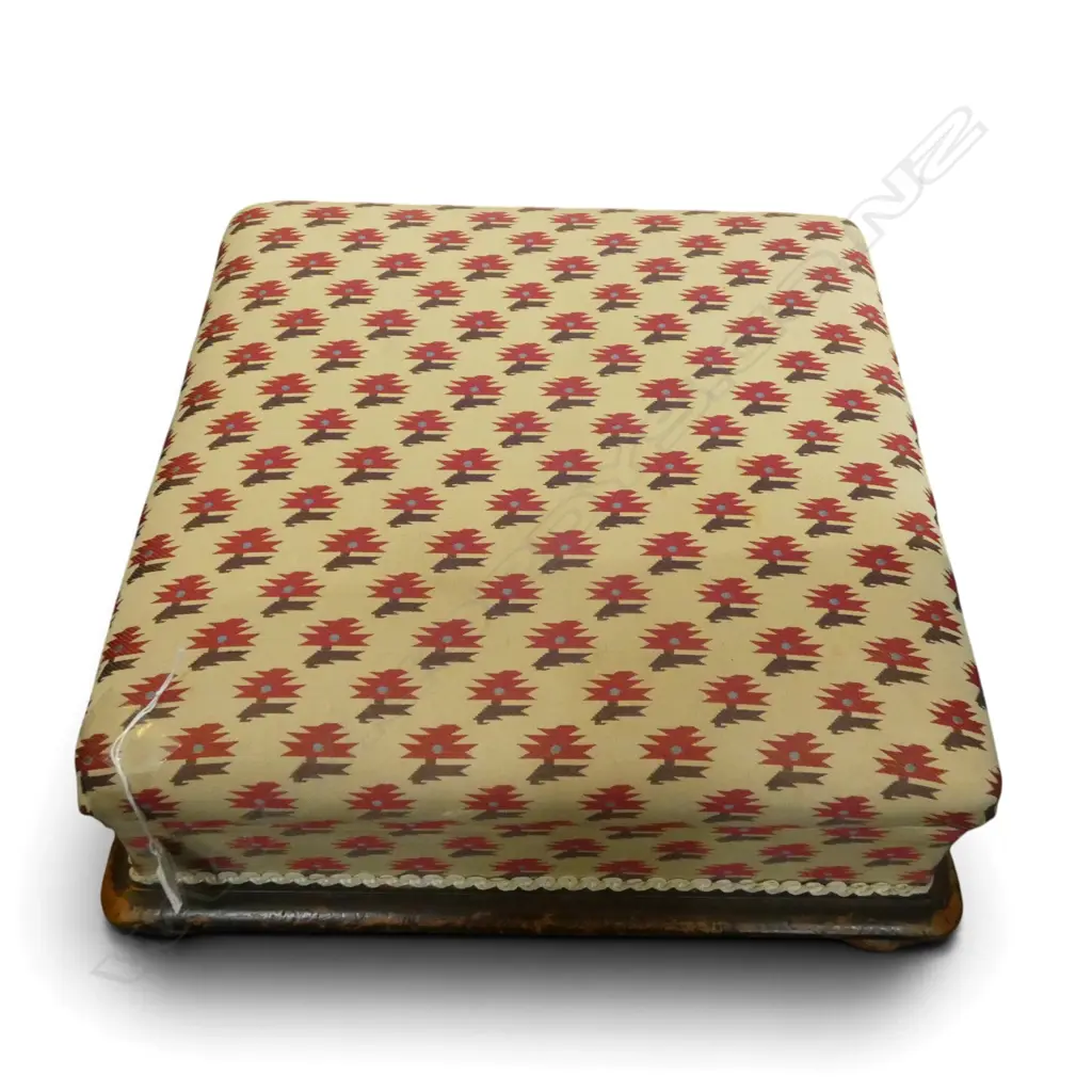 UPHOLSTERED FOOT REST w. CONCEALED HOT WATER TANK 415x415x150mm Image 1++