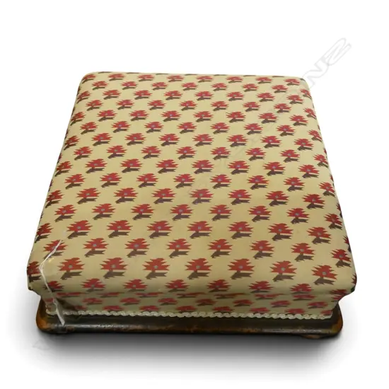 UPHOLSTERED FOOT REST w. CONCEALED HOT WATER TANK 415x415x150mm