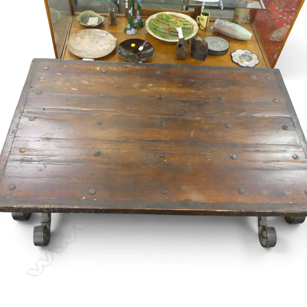 RUSTIC PLANK TOP COFFEE TABLE w. WROUGHT IRON STRETCHER BASE 900x1410x500mm Image 1++