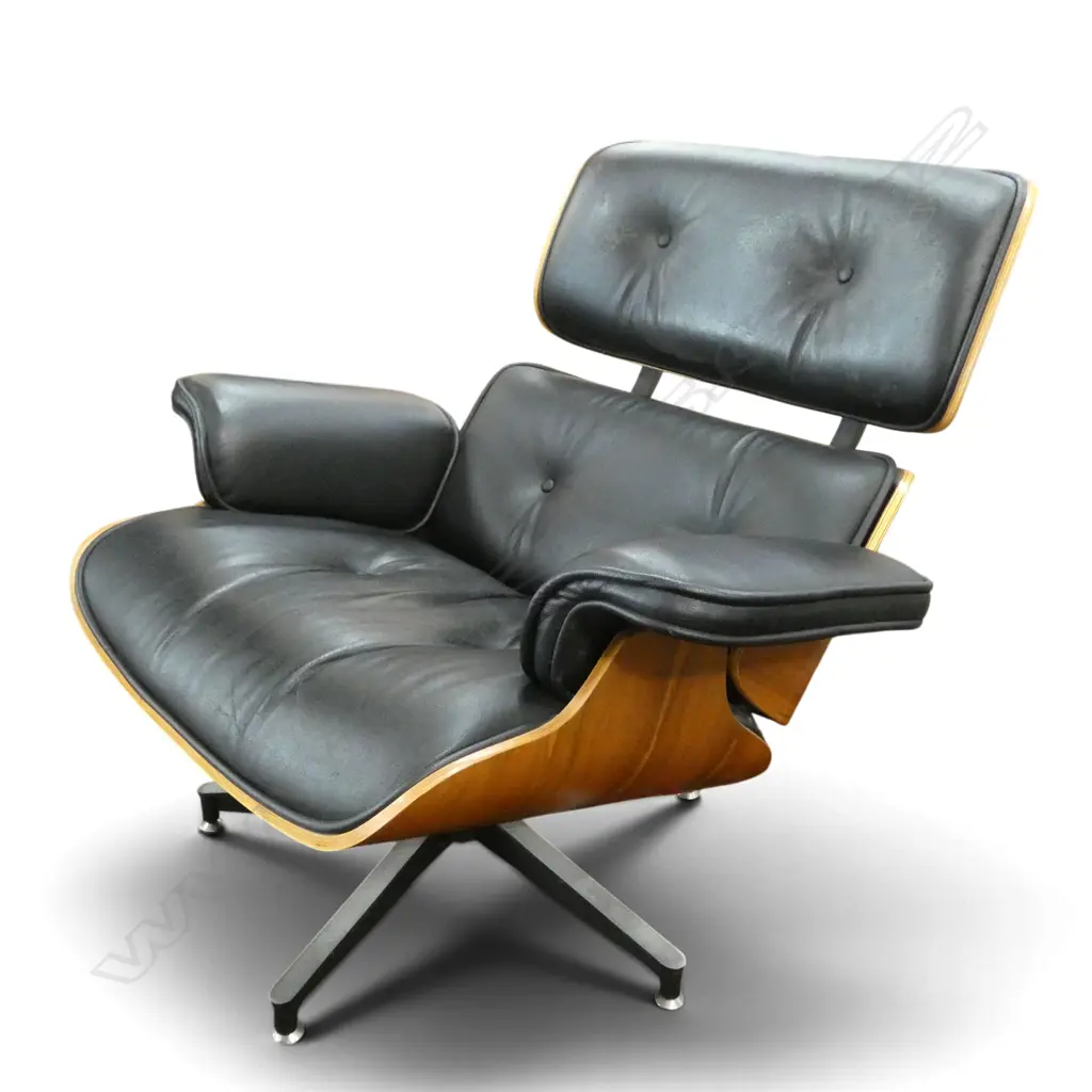 REPRODUCTION EAMES ARMCHAIR some damage to leather Image 1++