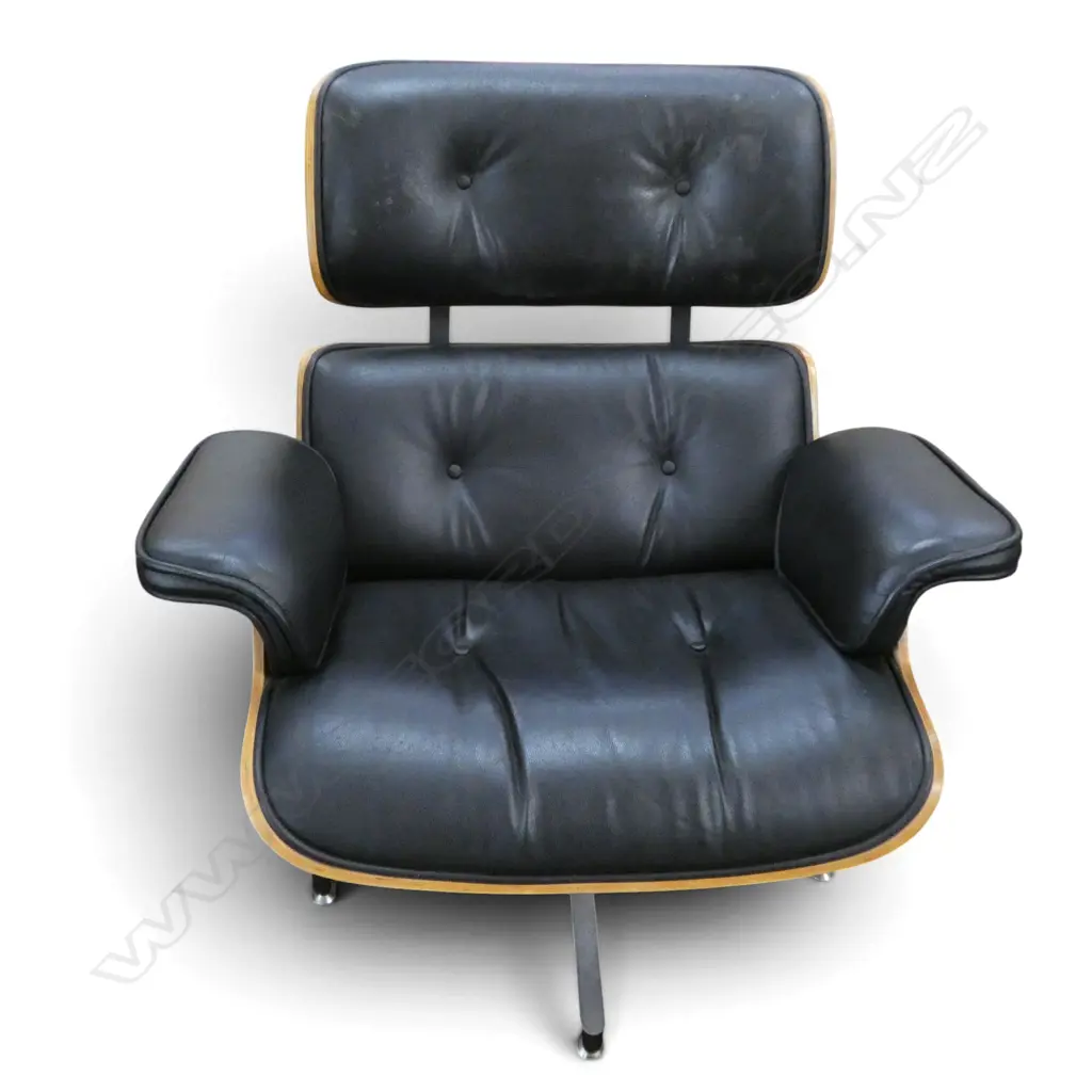 REPRODUCTION EAMES ARMCHAIR some damage to leather Image 1++