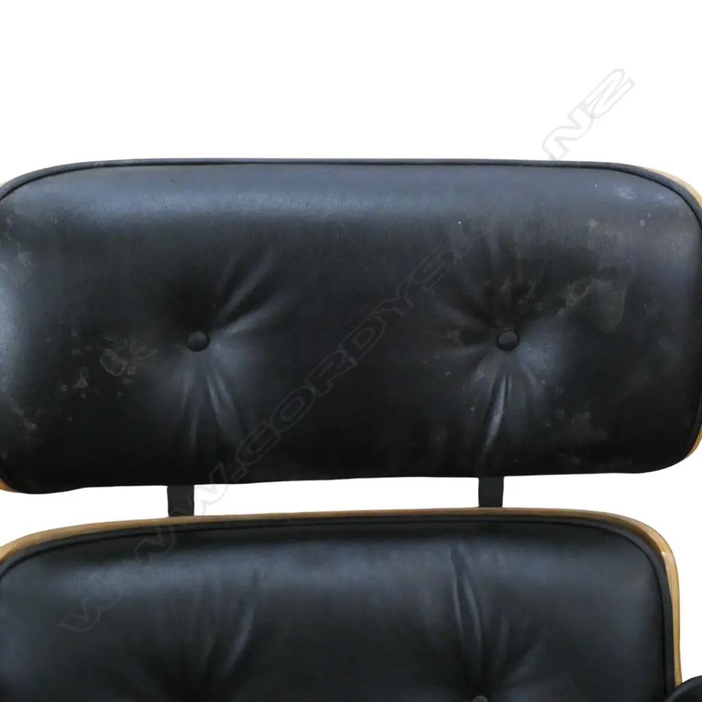 REPRODUCTION EAMES ARMCHAIR some damage to leather Image 1++