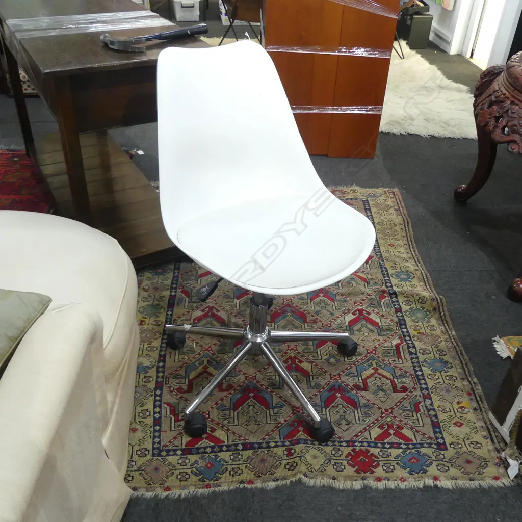 MODERN WHITE OFFICE CHAIR Image 1++