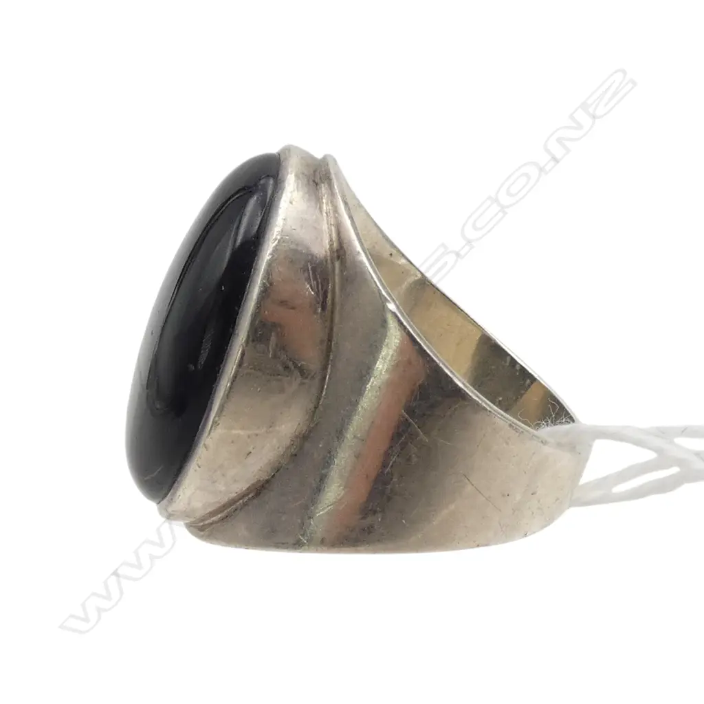 LARGE GENTS S/SILVER BLACK ONYX RING 9.8GMS TOTAL WIEGHT Image 1++