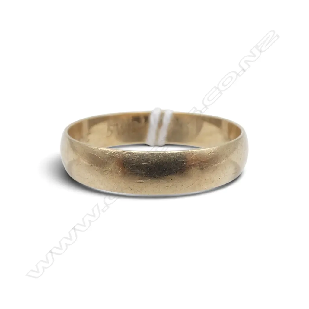 9ct YELLOW GOLD BAND RING Large size Z.  3.8gms Image 1++