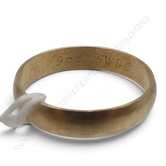 9ct YELLOW GOLD BAND RING Large size Z.  3.8gms