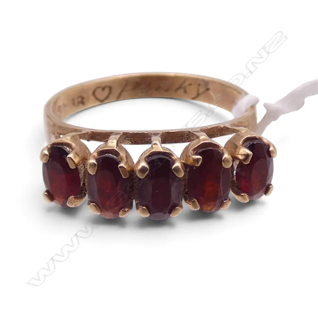 9CT RING, 5 GARNET STONES 2.3gms SIZE M Image 1++