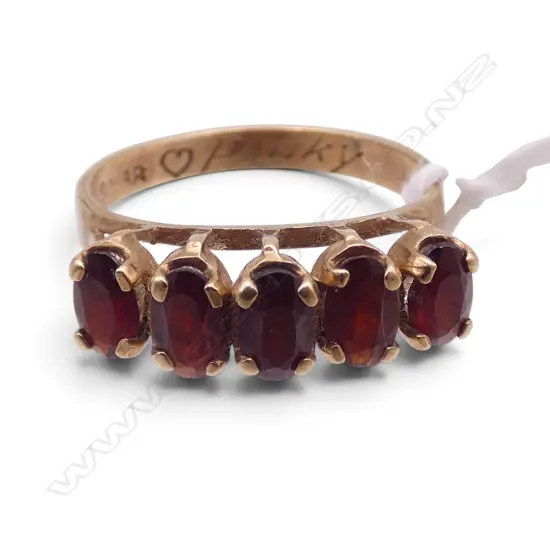 9CT RING, 5 GARNET STONES 2.3gms SIZE M