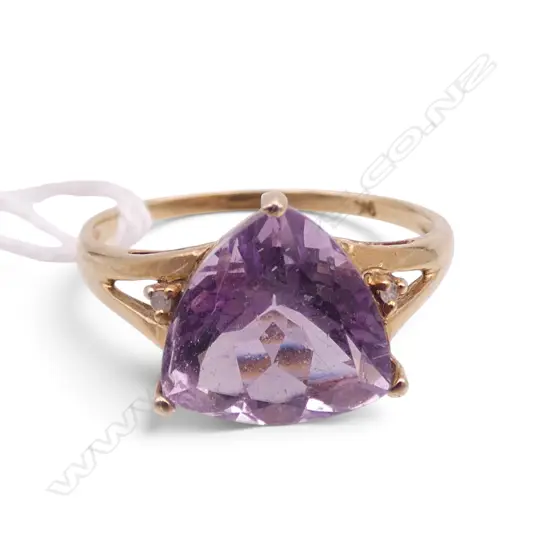 9CT TRIANGULAR CUT AMETHYST STONE RING 1.8gms SIZE P1/2