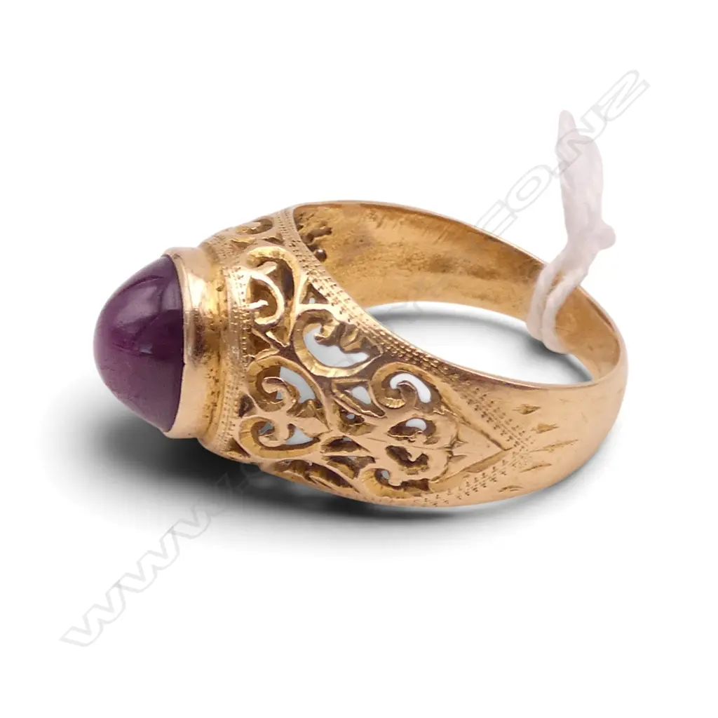 18ct YELLOW GOLD & PURPLE STAR RUBY CAB (slightly abraded)  RING 7.7gms SIZE R Image 1++