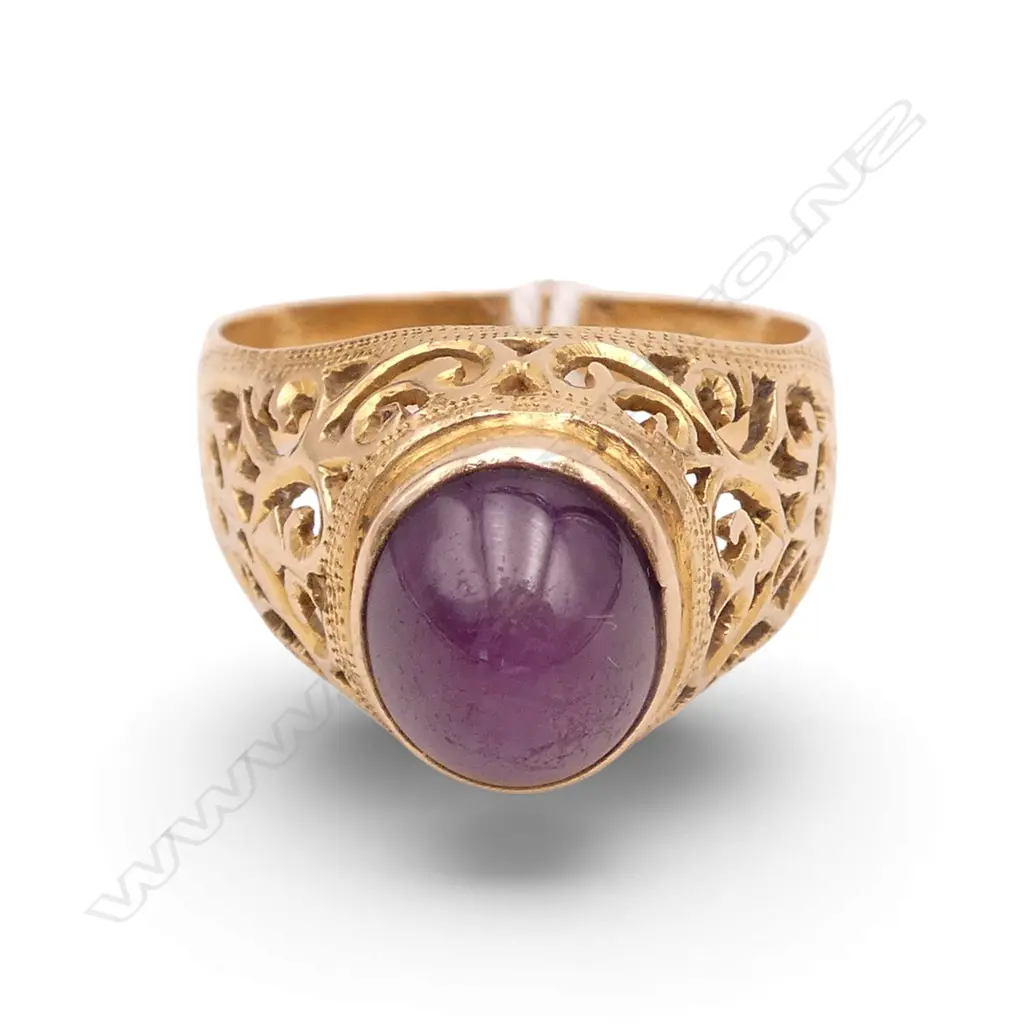 18ct YELLOW GOLD & PURPLE STAR RUBY CAB (slightly abraded)  RING 7.7gms SIZE R Image 1++