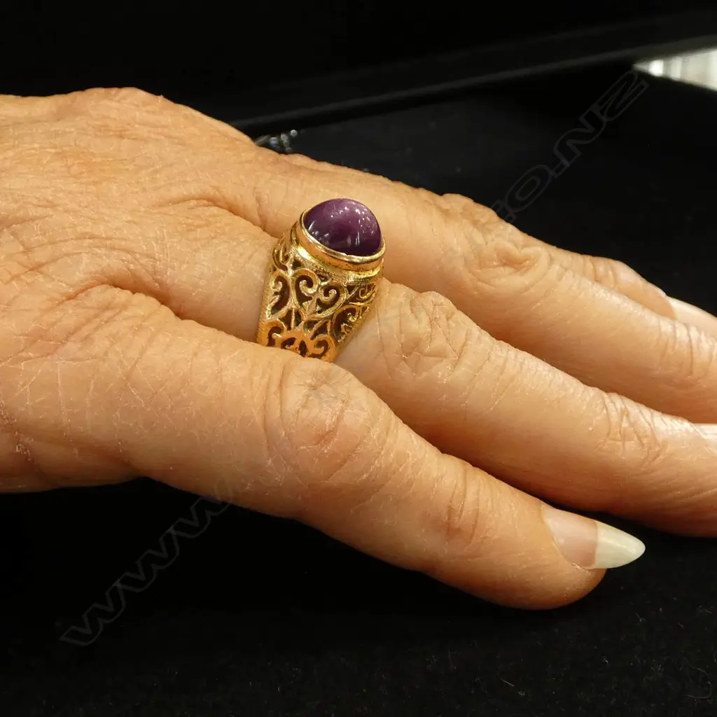 18ct YELLOW GOLD & PURPLE STAR RUBY CAB (slightly abraded)  RING 7.7gms SIZE R Image 1++