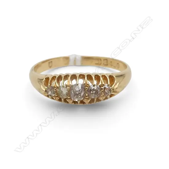 18ct Y/G ANTIQUE 5 DIAMOND, CLAW SET RING 3.87gms SIZE T