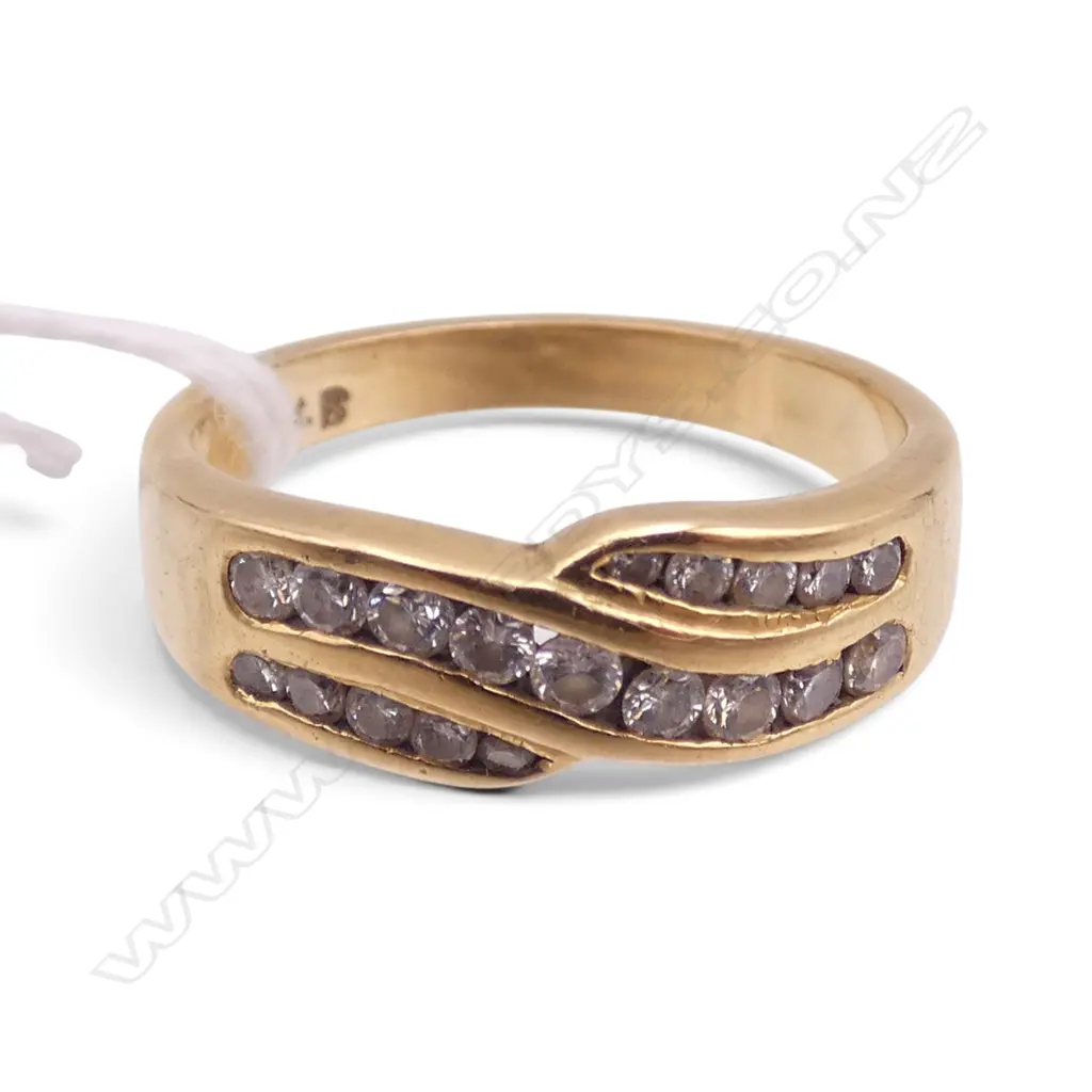 18CT CHANNEL SET DIAMOND RING, 4.5gms SIZE M Image 1++