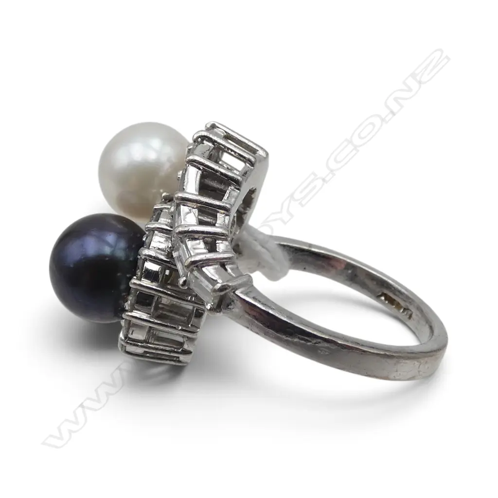 14CT WG  WHITE & BLACK PEARL & DIAMOND DRESS RING, 8.8gms SIZE O Image 1++