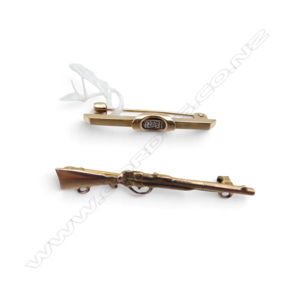 2 9CT BAR BROOCHES; GUN & OTHER L.35mm 3.8gms Image 1++