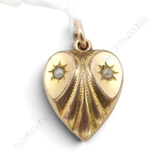SMALL 9ct SEED PEARL HEART PENDANT 0.91gms