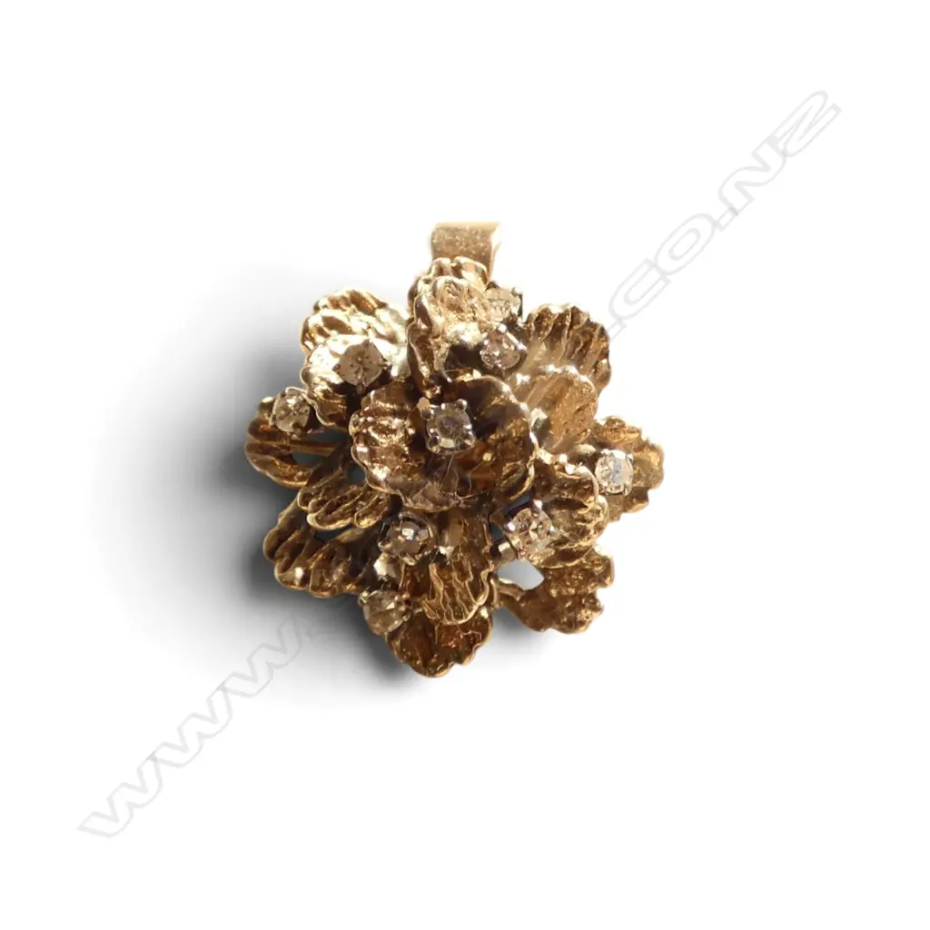 VINTAGE 9ct YELLOW GOLD &9  DIAMOND RETRO SWIRLING  FLOWER PENDANT 4.4gms Image 1++