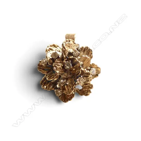 VINTAGE 9ct YELLOW GOLD &9  DIAMOND RETRO SWIRLING  FLOWER PENDANT 4.4gms