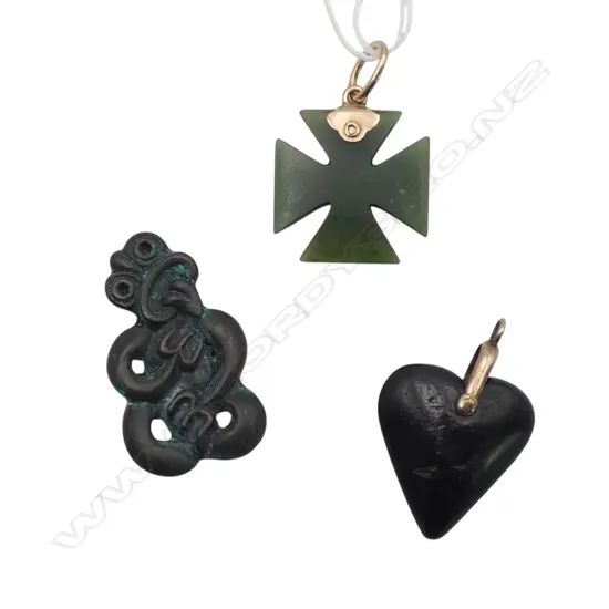 2 PENDANTS w. GOLD BAILS (GREENSTONE CROSS & PETRIFIED WOOD? HEART) + METAL TIKI 30x20mm