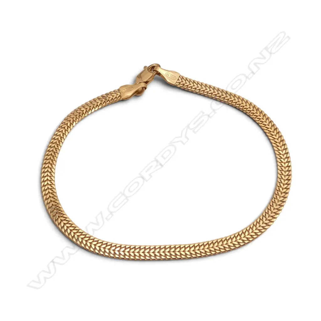 18ct Gold Bracelet stamped 750 parrot beak clasp.. 4.8gms Image 1++
