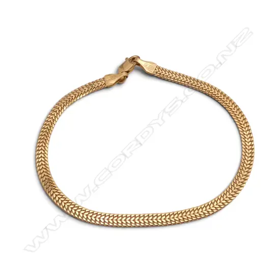 18ct Gold Bracelet stamped 750 parrot beak clasp.. 4.8gms