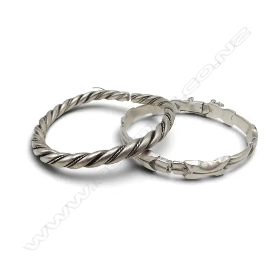 2 SILVER BANGLES: hinged 925 30g + twist fine wire needs repair 88% 45g. Total 75gms 