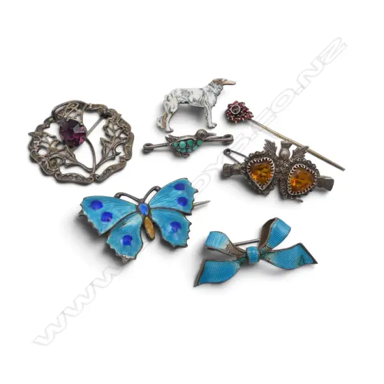 ASSORTED SILVER AND ENAMEL BROOCHES (some faulted)